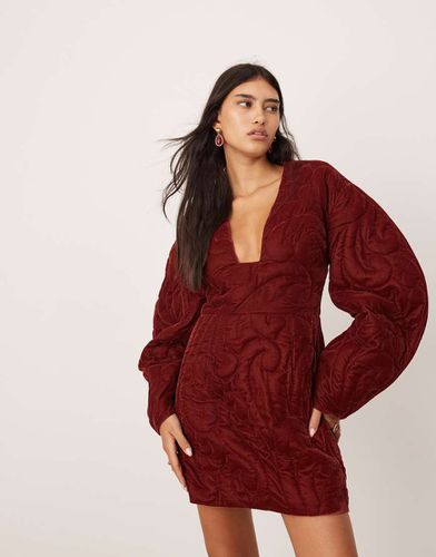 Vestito corto in velluto trapuntato bordeaux ricamato con scollo profondo e maniche voluminose - ASOS EDITION - Modalova