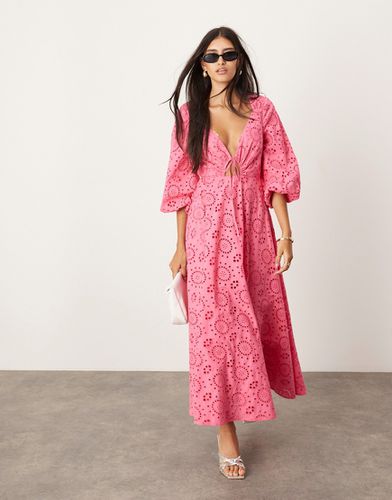 Vestito midi in pizzo sangallo rosa allacciato sul davanti con cut-out - ASOS EDITION - Modalova