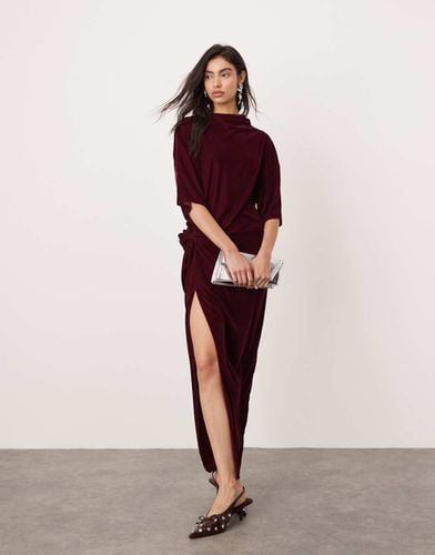 Vestito midi stile T-shirt in velluto bordeaux con incrocio in vita - ASOS EDITION - Modalova