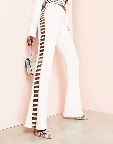 Pantaloni da abito a zampa bianchi con con cut-out con strass in coordinato - ASOS LUXE - Modalova