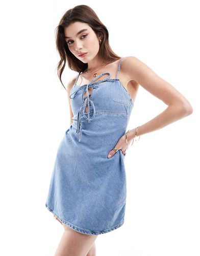 Vestito corto lavaggio in denim allacciato sul davanti - Bershka - Modalova