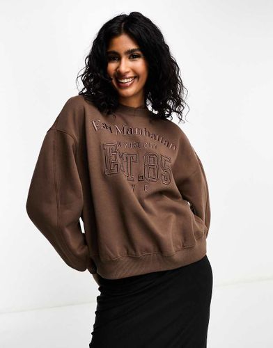 Felpa oversize color cioccolato con stampa "East Manhattan" - Bershka - Modalova