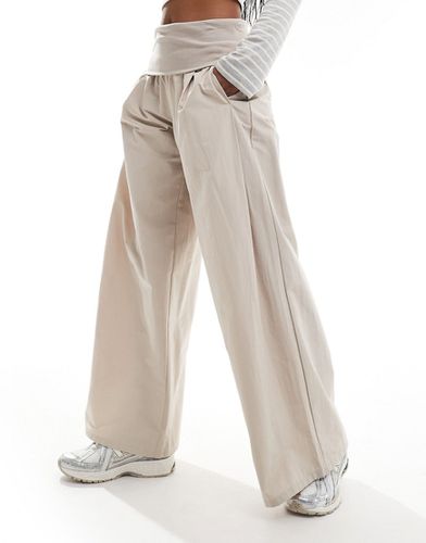 Pantaloni con fondo ampio in popeline bianchi con risvolto - Bershka - Modalova