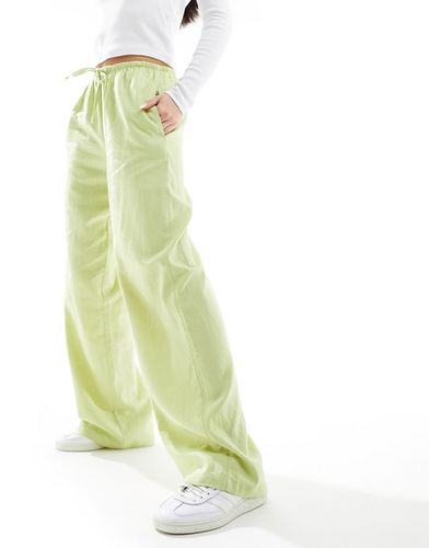 Pantaloni a fondo ampio allacciati in vita in lino color pistacchio - Bershka - Modalova