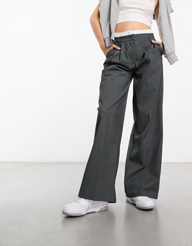 Pantaloni sartoriali a fondo ampio scuro con fascia in vita stile boxer - Bershka - Modalova