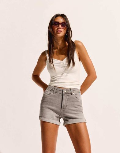 Short en jean à ourlet retroussé - clair - Bershka - Modalova