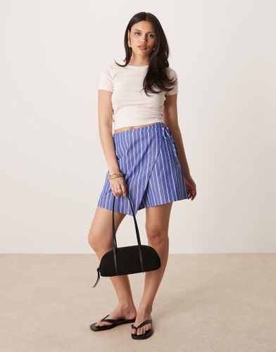 Mini-jupe portefeuille à rayures - /blanc - Gina Tricot - Modalova