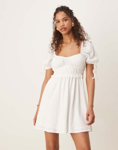 Robe courte bouffante à manches courtes - Gina Tricot - Modalova