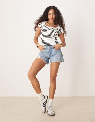 Top côtelé ajusté à manches courtes et encolure dégagée - Rayures noires et blanches - Gina Tricot - Modalova