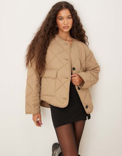 Veste matelassée avec poches à rabat sur l'avant - Beige - Gina Tricot - Modalova