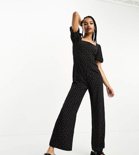 Tuta jumpsuit milkmaid a fondo ampio nera con stampa ciliegie e allacciatura sul retro - Glamorous Petite - Modalova