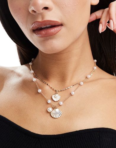 Confezione da 2 collane color con pendenti a forma di conchiglia e perle - DesignB London - Modalova