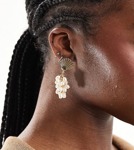 Orecchini pendenti color a forma di conchiglia con perle - DesignB London - Modalova