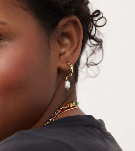 Essential - Petites créoles en plaqué or 18 karats à pendant en perle fantaisie - En Route - Modalova