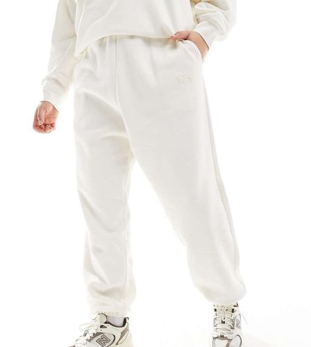 Esclusiva - Joggers color crema con logo in bouclé "NY" in rilievo in coordinato - 4th & Reckless Plus - Modalova