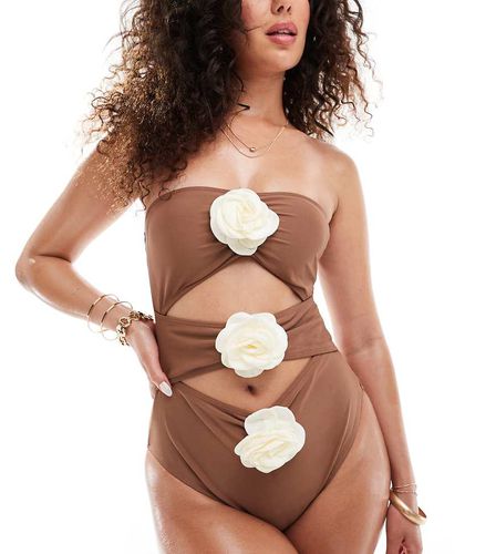 Esclusiva - Costume da bagno a fascia cioccolato con cut-out e decorazioni floreali a contrasto - In The Style - Modalova