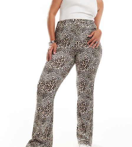 Esclusiva - Pantaloni a zampa con stampa leopardata - In The Style Plus - Modalova