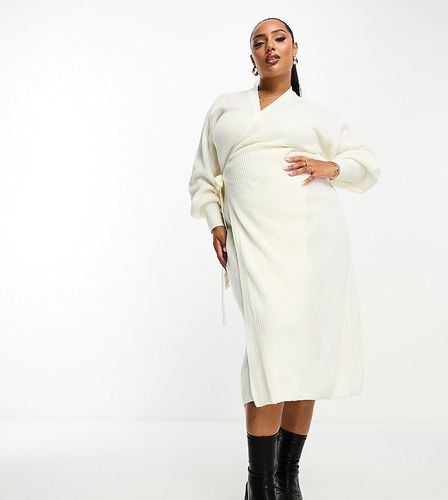 Esclusiva - Vestito maglia lungo a portafoglio color crema - In The Style Plus - Modalova