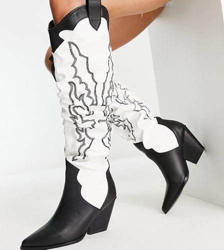 Esclusiva - Rodeo - Stivali cuissard stile cowboy arricciati bianchi e neri a pianta larga - Public Desire Wide Fit - Modalova