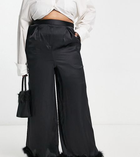 Esclusiva - Pantaloni neri in raso a fondo ampio con bordo in pelliccia sintetica in coordinato - Yours - Modalova
