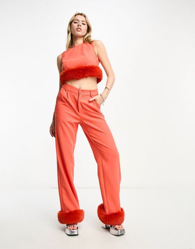 Pantaloni a fondo ampio arancioni con piume sintetiche sul fondo in coordinato - Extro & Vert - Modalova