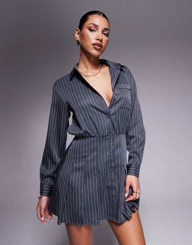 Exclusivité - x Natalya Wright - Robe chemise ajustée coupe courte et plissée à fines rayures - Anthracite - In The Style - Modalova