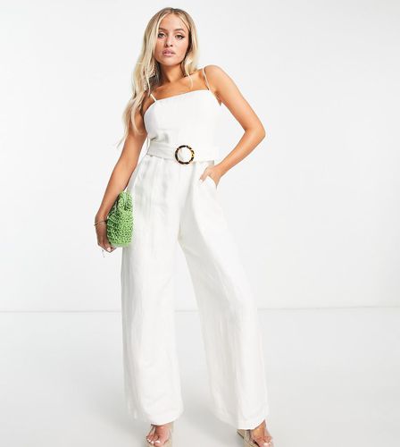 Tuta jumpsuit con fondo ampio bianca allacciata in vita - Forever New Petite - Modalova