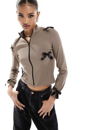 Maglione color moka a coste con zip e fiocchi a contrasto - Fashionkilla - Modalova