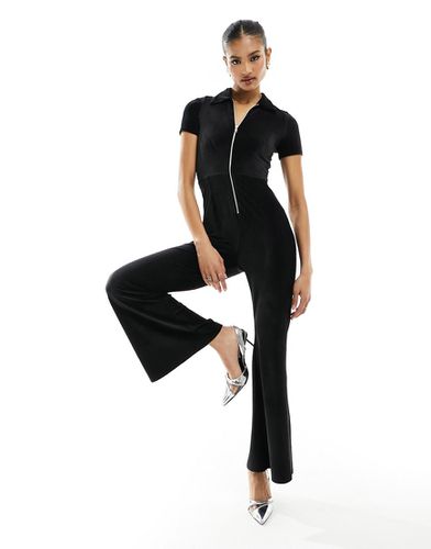 Tuta jumpsuit nera stretch con allacciatura sul retro e chiusura con zip - Fashionkilla - Modalova