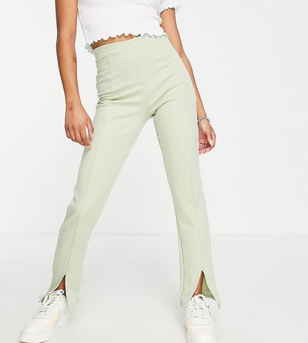 Pantaloni sartoriali elasticizzati a vita alta con spacco sul davanti salvia - Flounce London Petite - Modalova