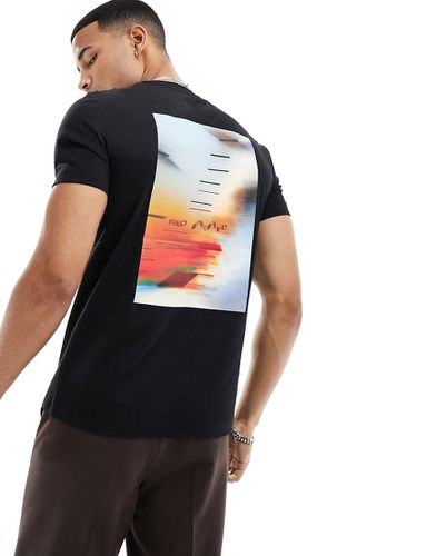 T-shirt nera con stampa grafica astratta sulla schiena - Fred Perry - Modalova