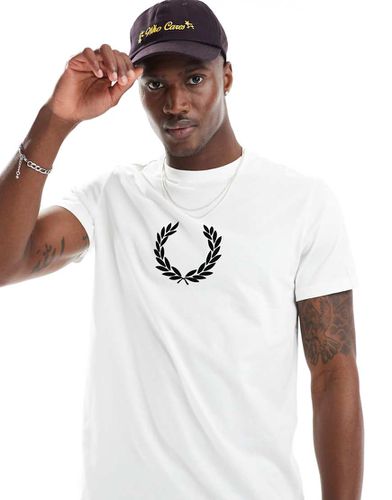 T-shirt bianca con corona di alloro floccata - Fred Perry - Modalova