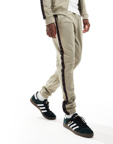 Pantaloni sportivi beige con fettuccia a contrasto in coordinato - Fred Perry - Modalova