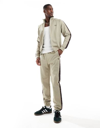 Pantaloni sportivi beige con fettuccia a contrasto in coordinato - Fred Perry - Modalova