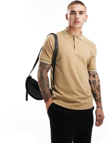 Polo beige con doppie righe a contrasto sui bordi - Fred Perry - Modalova