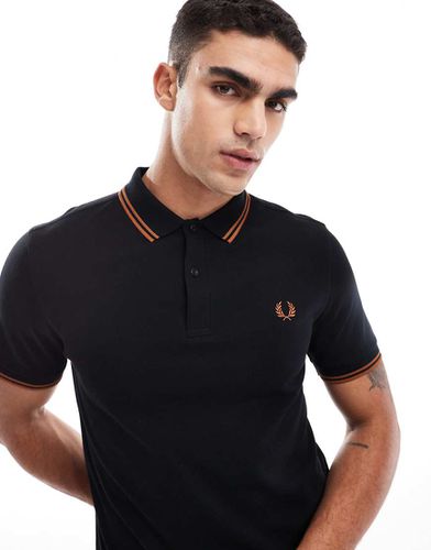 Polo con doppia riga a contrasto sui bordi nera e arancione - Fred Perry - Modalova