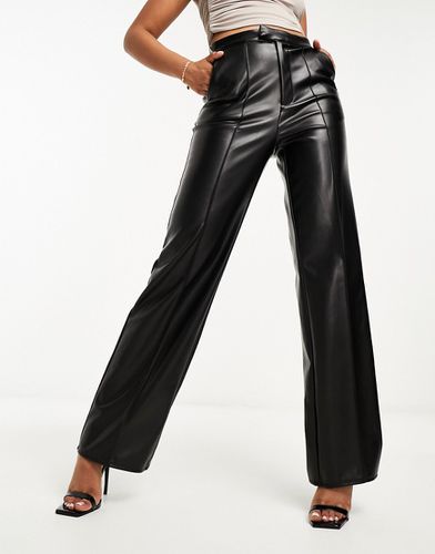 Pantaloni con fondo ampio in pelle sintetica neri - Kaiia - Modalova