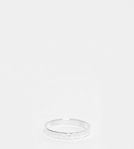 Anello a fascia da 3 mm in sterling martellato - Kingsley Ryan - Modalova