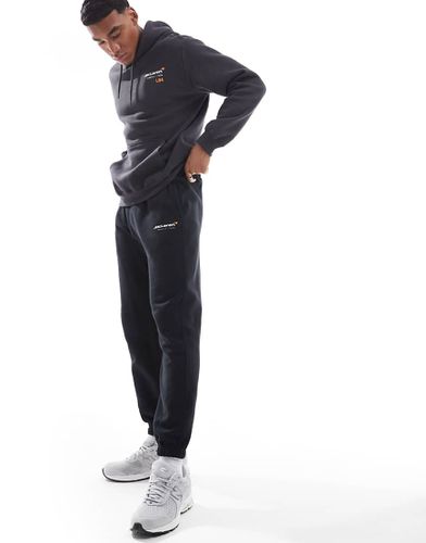 Jogger neri con stampa "McLaren" - Hollister - Modalova