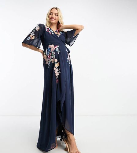 Vestito lungo a portafoglio blu navy ricamato a fiori con maniche con volant - Hope & Ivy Maternity - Modalova