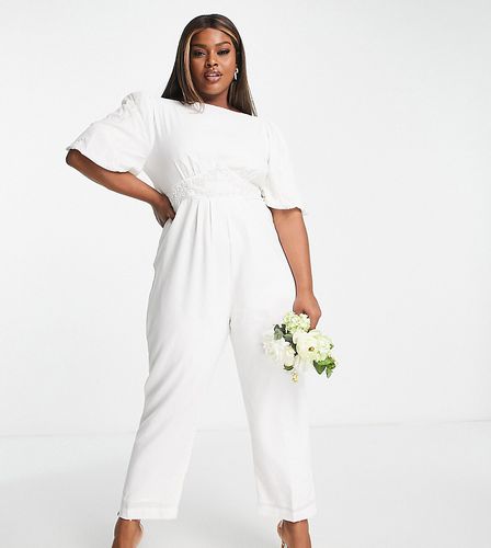 Tuta jumpsuit da sposa color avorio con maniche a sbuffo e fiocco sul retro - Hope & Ivy Plus - Modalova