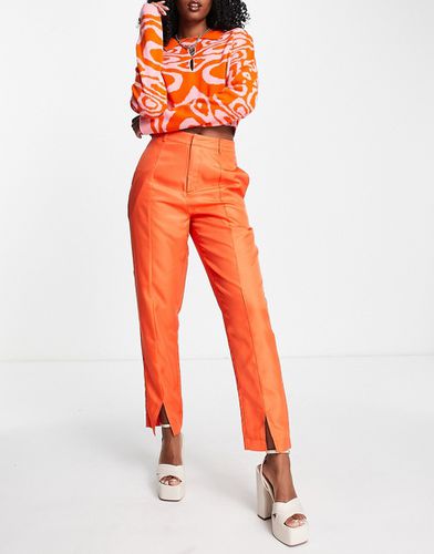 Pantaloni sartoriali con pinces arancioni con spacco sul davanti in coordinato - Heartbreak - Modalova