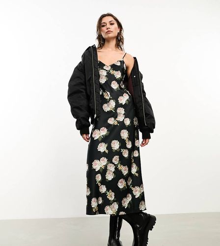 In esclusiva per ASOS - Tierny - Vestito sottoveste lungo in raso con stampa di rose - AllSaints - Modalova