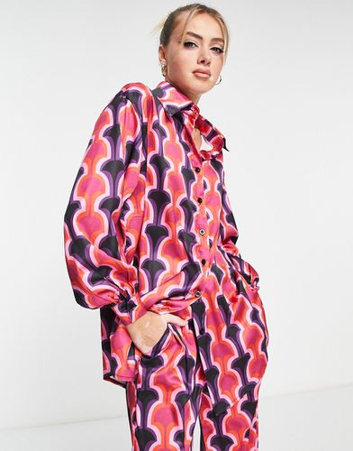 Camicia oversize con stampa geometrica rosa in coordinato - In The Style - Modalova