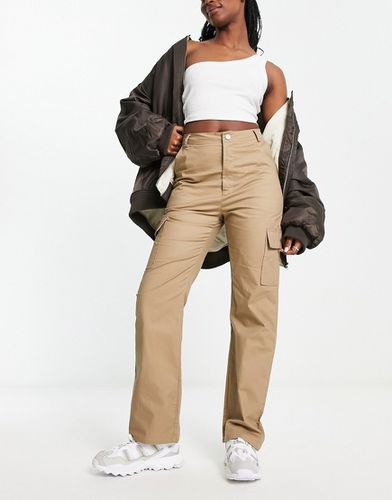 Pantaloni cargo dritti a vita alta color cammello - In The Style - Modalova