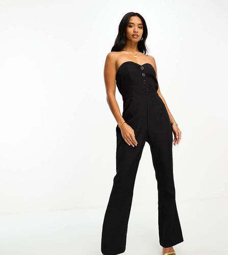 Tuta jumpsuit sartoriale a fascia a fondo ampio nera con bottoni - In The Style Petite - Modalova