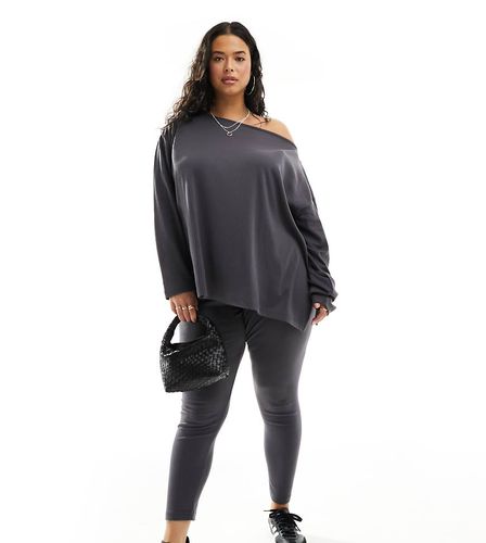 Completo antracite con T-shirt a maniche lunghe e spalle scoperte e leggings - In The Style Plus - Modalova