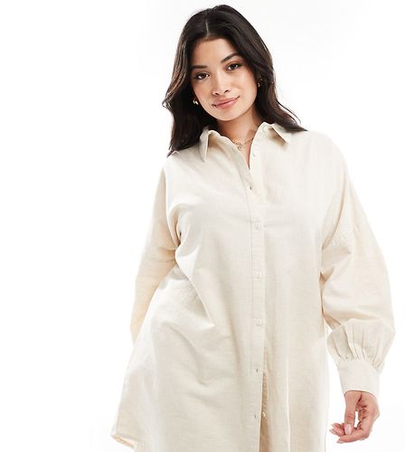 Camicia oversize effetto lino color pietra in coordinato - In The Style Plus - Modalova