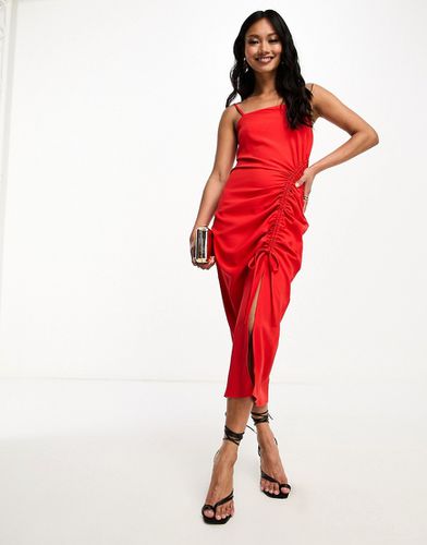 X Gemma Atkinson - Vestito midi rosso arricciato con spacco sul davanti - In The Style - Modalova