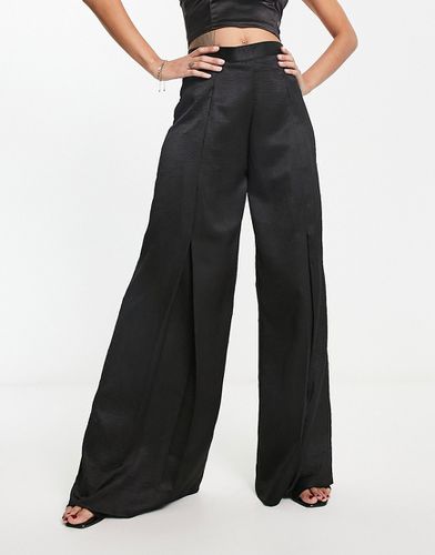 X Terrie McEvoy - Pantaloni a fondo ampio neri con pieghe sul davanti - In The Style - Modalova
